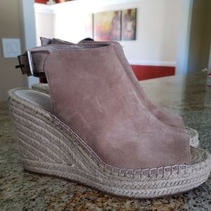 Kenneth Cole wedges 11